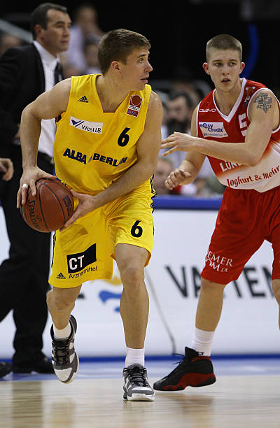 国足却屡屡 国足却屡屡