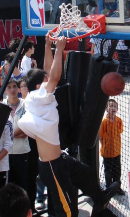 件更加引人 件更加引人